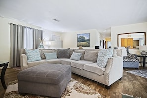 TV, fireplace, DVD player - Sequoia House ~ 1 Mile from Park Entrance! (Three Rivers)