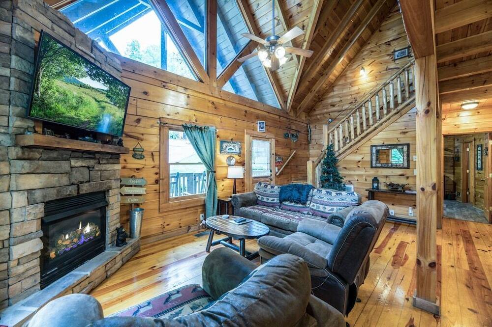 Free Dollywood tickets+ more! Family Friendly cabin 1\/2 mile from the Parkway !