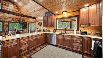 冰箱、微波炉、烤箱、炉灶