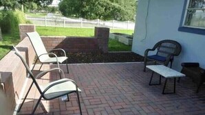 A patio with brick flooring and metal chairs. - Orlando Spacious Home Near Universal (Orlando)
