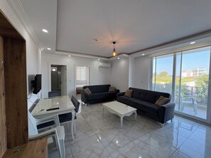 Huoneisto, 1 makuuhuone | Ylelliset vuodevaatteet, työpöytä