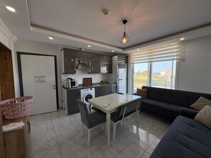 Premium bedding, desk, laptop workspace, soundproofing - Yildiz Apart (Demre)