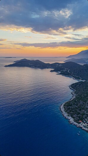 Paisaje costero con vista despejada al mar y a islas distantes.