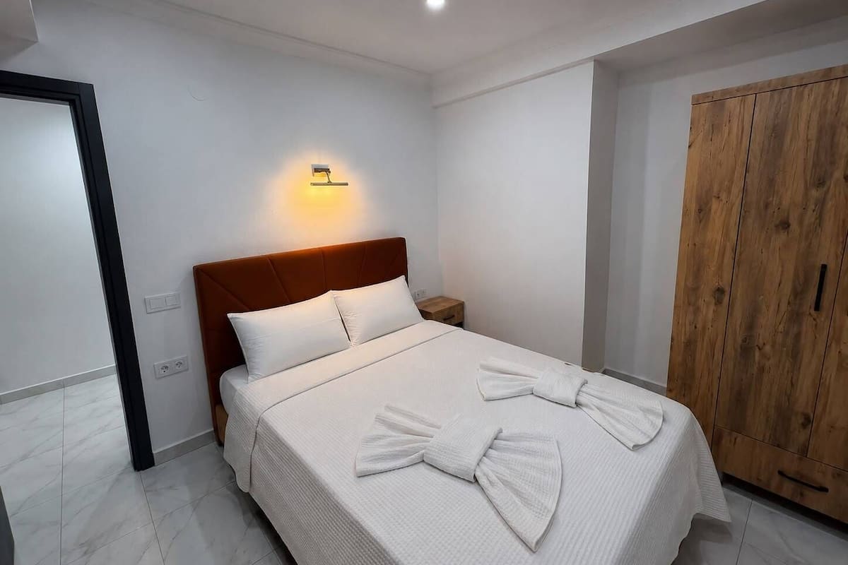 Apartment, 1 Schlafzimmer | Schreibtisch, laptopgeeigneter Arbeitsplatz, Bügeleisen/Bügelbrett