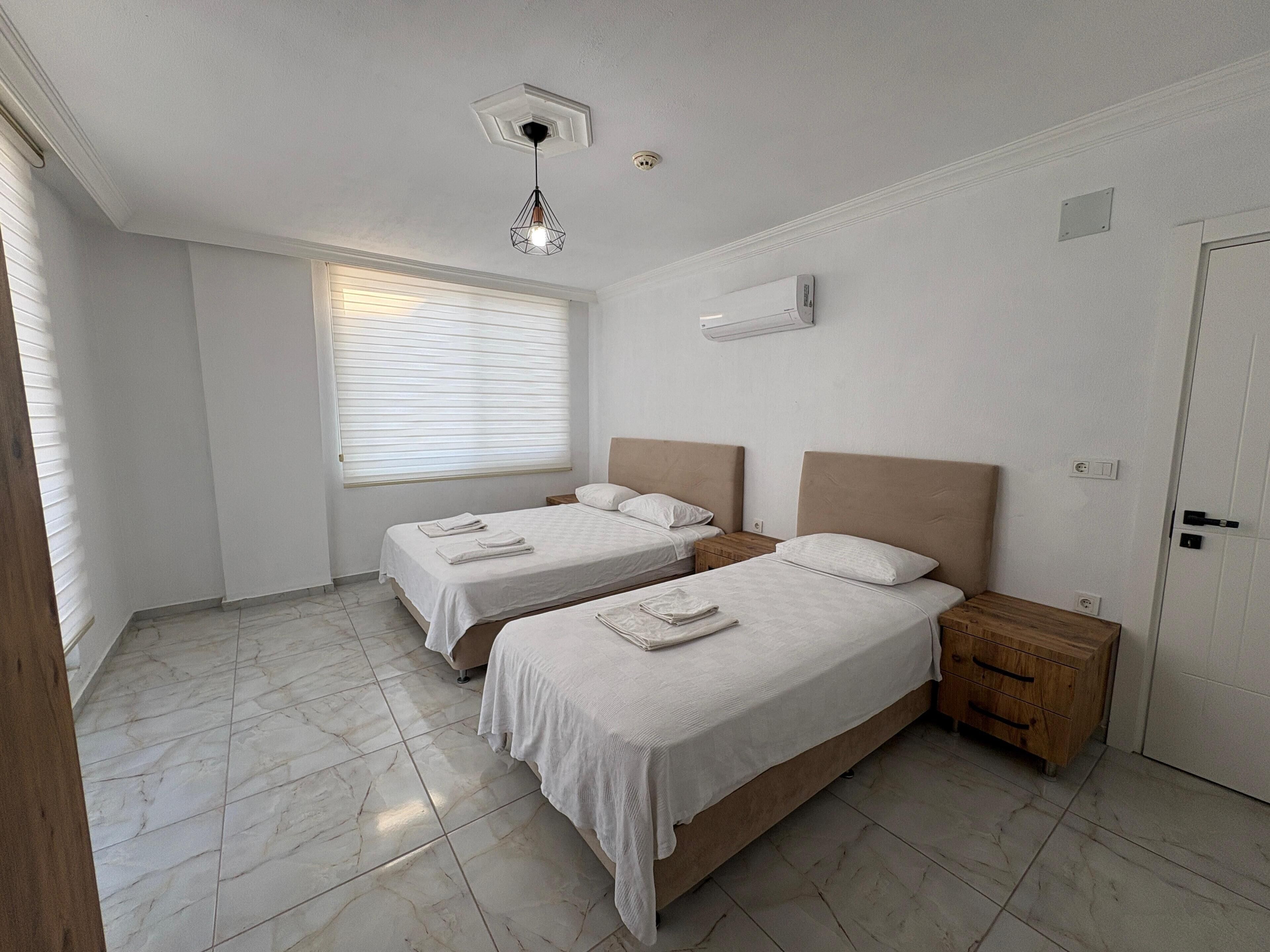 Familjelägenhet | Sängtillbehör av högsta kvalitet, skrivbord och arbetsyta för laptop