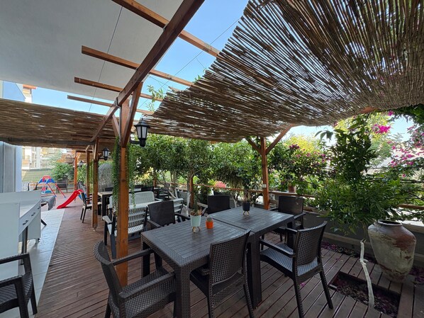 72–tuumainen televisio, jossa satelliittikanavat