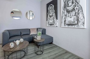 Design appartement, toegankelijk voor mindervaliden, keuken | Woonruimte | Een 55-inch smart-tv met satellietzenders, een televisie en Netflix