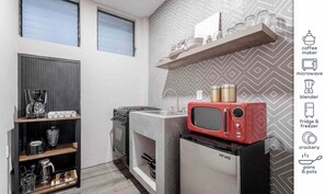 Apartamento design | Cozinha privada | Geladeira, micro-ondas em uma área comum, fogão, cooktop