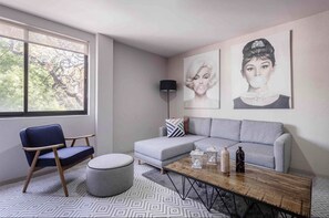 Apartamento elite | Área de estar | Smart TV 55 polegadas com canais via satélite, TV, Netflix