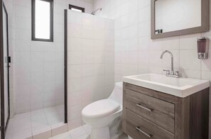 Dusche, Regendusche, kostenlose Toilettenartikel, Haartrockner