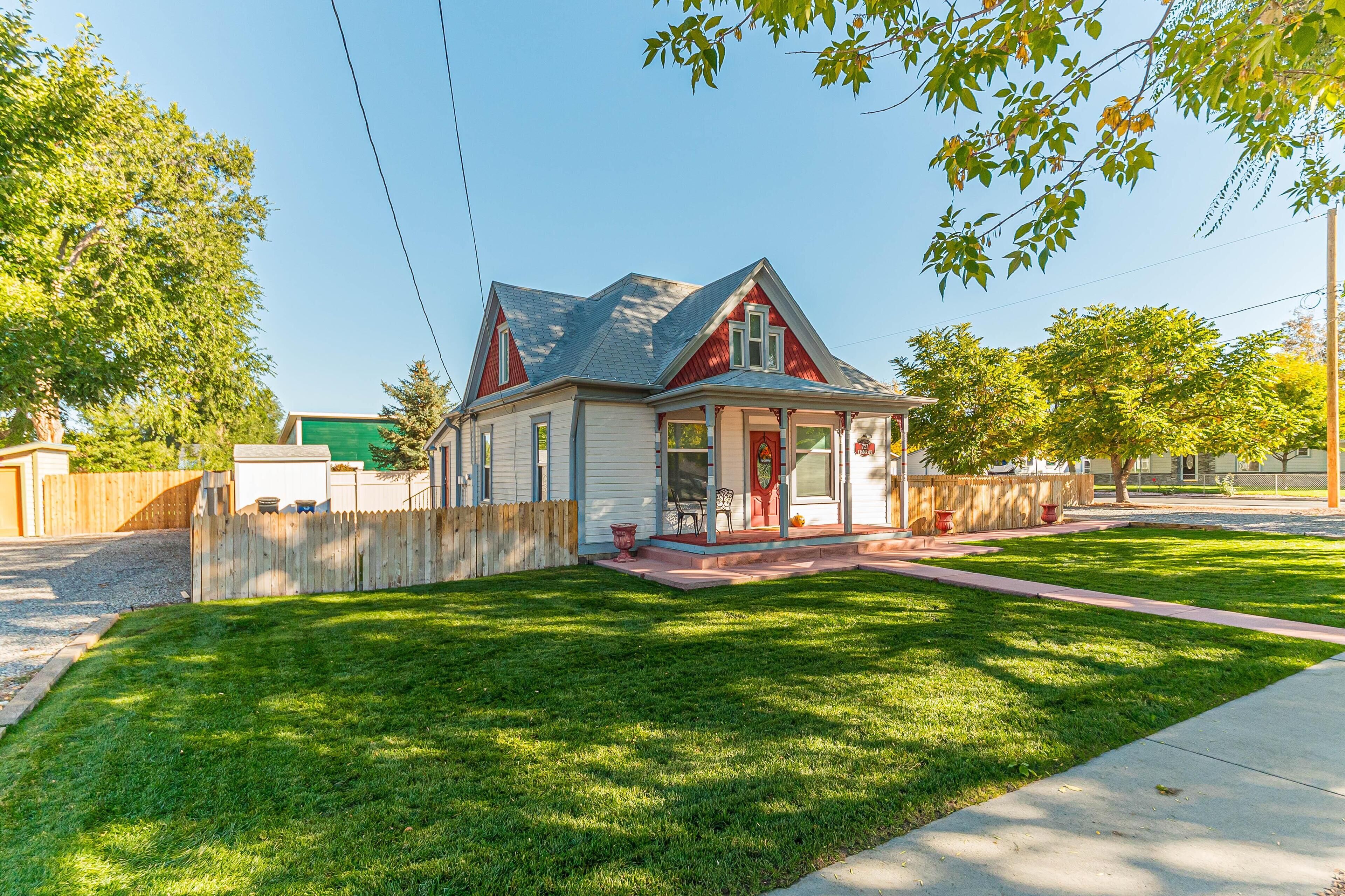 Ladybug I - Downtown Cottage w/ Patio & Firepit!