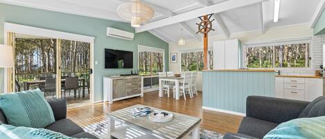 Smart-TV, DVD-Player, Bücher