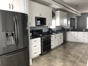 ثلاجة، ميكروويف، فرن، موقد طهي مسطح