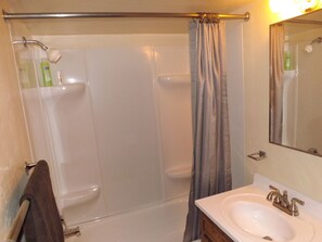 Combined shower/tub, hair dryer, towels, soap - Mayer House in downtown Spearfish (Spearfish)