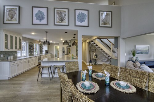 HEATED POOL! OPEN EARLY APRIL! Cabana! Dine Outside! 1.5 BLOCKS 2 BEACH & TOWN