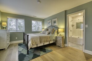 6 bedrooms, desk, iron/ironing board, travel cot