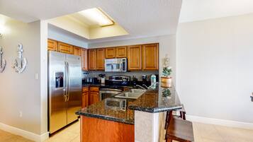 Een koelkast, een microgolfoven, een oven, een kookplaat