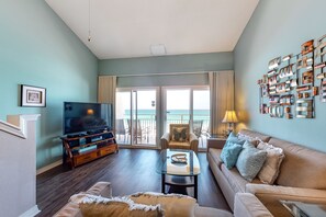 TV, DVD player, video library - Wonderful Gulf-front condo with pool & beach boardwalk in the heart of Destin (Destin)