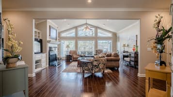 智能電視、壁爐、書籍、 辦公室