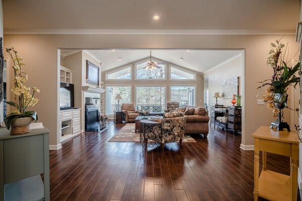 スマートテレビ、暖炉、書庫、書斎 / ワークスペース