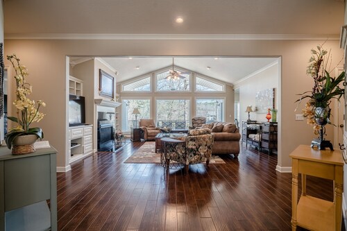 “Southern Charm” Home 4-bdrm, 4-bath on Isabella Golf Course!