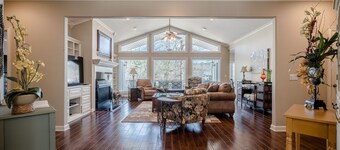 “Southern Charm” Home 4-bdrm, 4-bath on Isabella Golf Course!