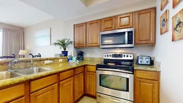 雪櫃、微波爐、焗爐、爐具