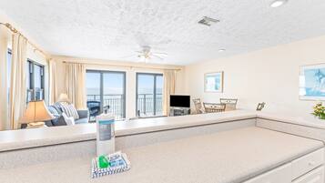 Tv, dvd-afspiller, videobibliotek, stereoanlæg