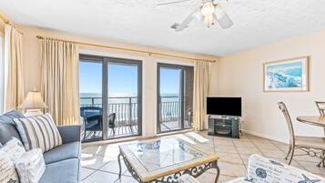 TV, DVD-spiller, filmbibliotek og stereoanlegg