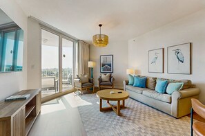 Fladskærms-tv, dvd-afspiller, videobibliotek