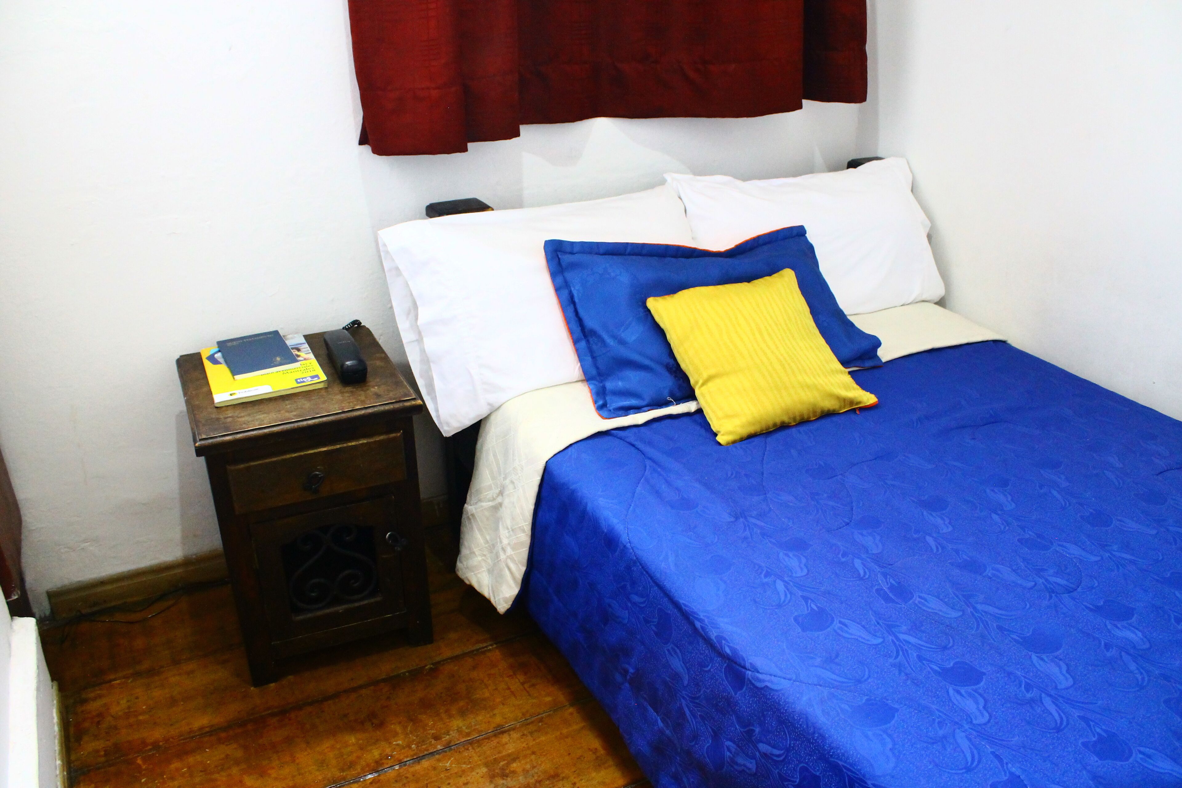 Chăn bông, minibar, khu vực làm việc phù hợp cho laptop 