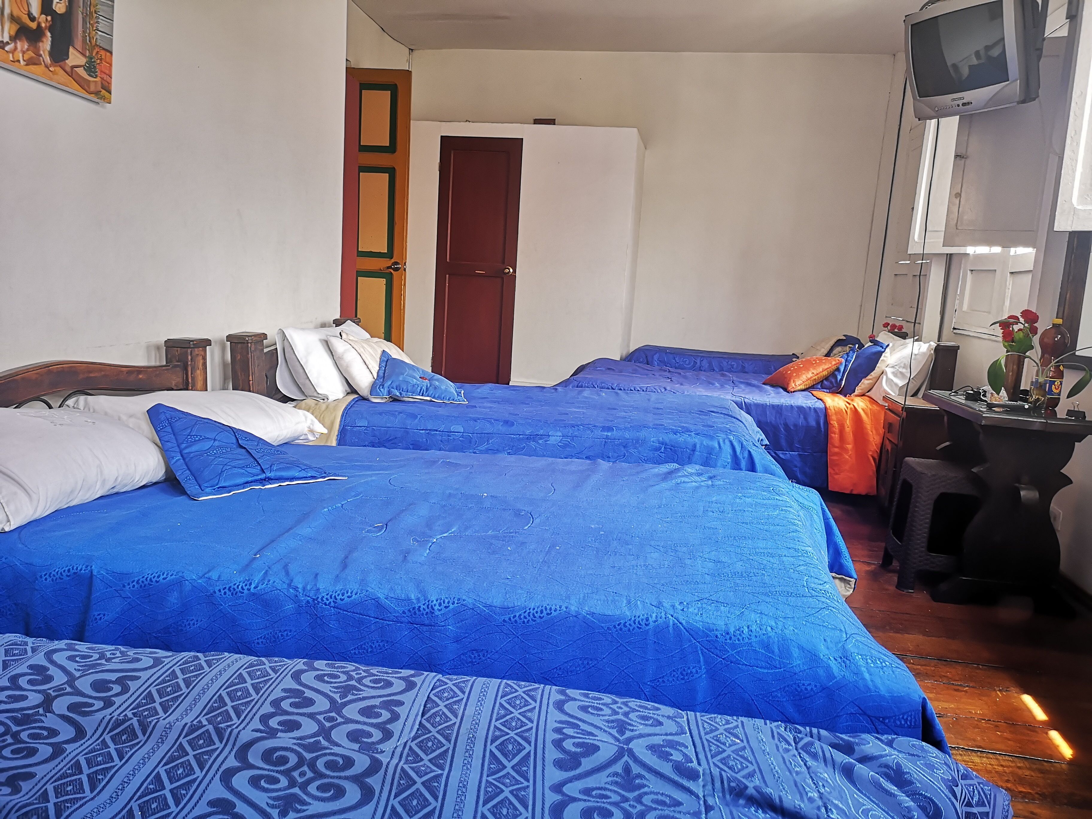 Chăn bông, minibar, khu vực làm việc phù hợp cho laptop 