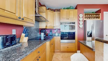 Kylskåp, mikrovågsugn, ugn och spishäll