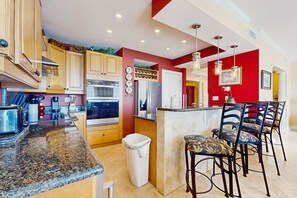 Frigorífic, microones, forn i placa de cuina 