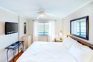 1 bedroom, iron/ironing board, internet, bed sheets - 6th Floor Condo, On-site restaurant & bar, Splash pad w/ pool (Destin)