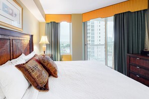 3 bedrooms, iron/ironing board, Internet, bed sheets - Inviting Condo, Gulf-front balcony, On-site pool, Near shops and dining (Destin)