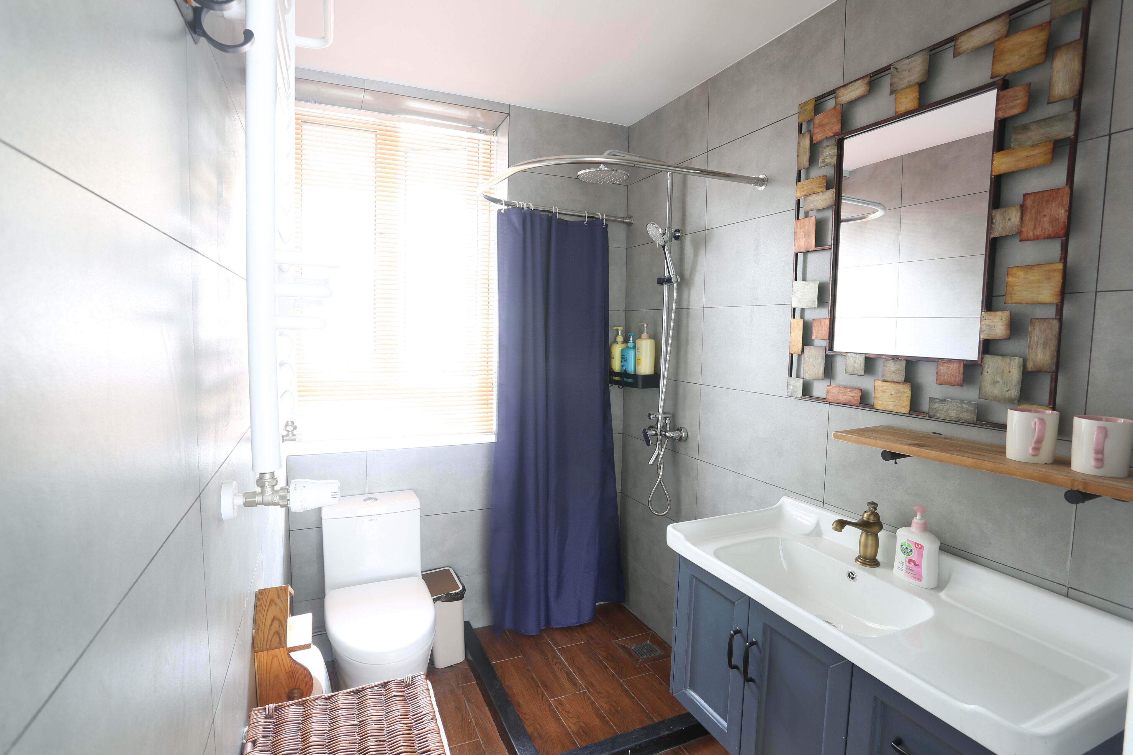 Un bagno moderno dotato di doccia, WC e lavandino.