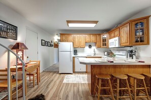 Fridge, microwave, stovetop, dishwasher