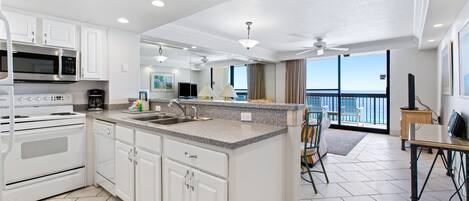 Refrigerador, microondas, horno y parrilla de estufa