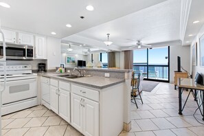 Jääkaappi, mikroaaltouuni, uuni, liesi