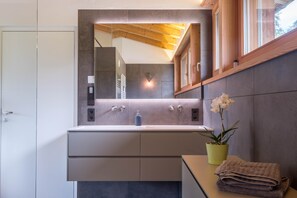 Chuveiro, produtos de toalete grátis, secador de cabelo 