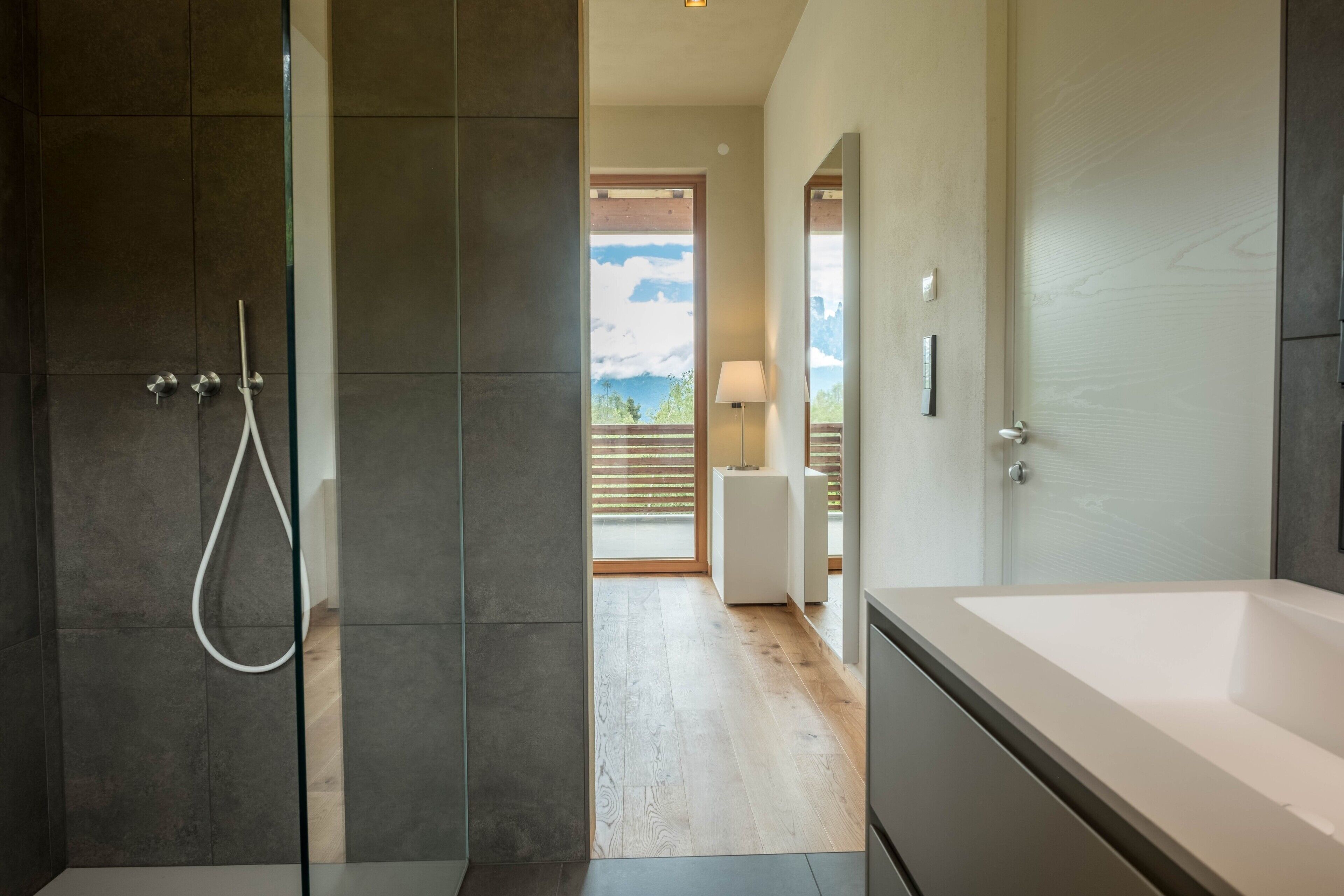 Een douche, gratis toiletartikelen, een haardroger, handdoeken