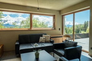 TV - Holiday House "Haus Lichtenstern" with Wi-Fi, Balcony and Mountain View (Oberbozen)