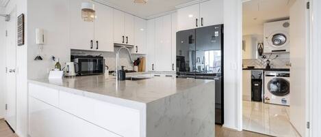 ثلاجة، ميكروويف، فرن، موقد طهي مسطح