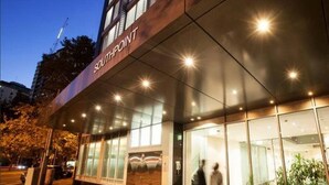 A modern building with a sign reading "SOUTHPOINT". - Melbourne and Southbank Gem with 3 bedrooms (Southbank)