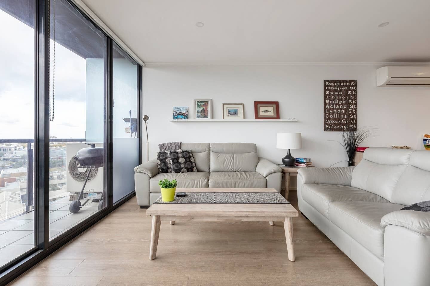 Melbourne and Southbank Gem with 3 bedrooms — image 13