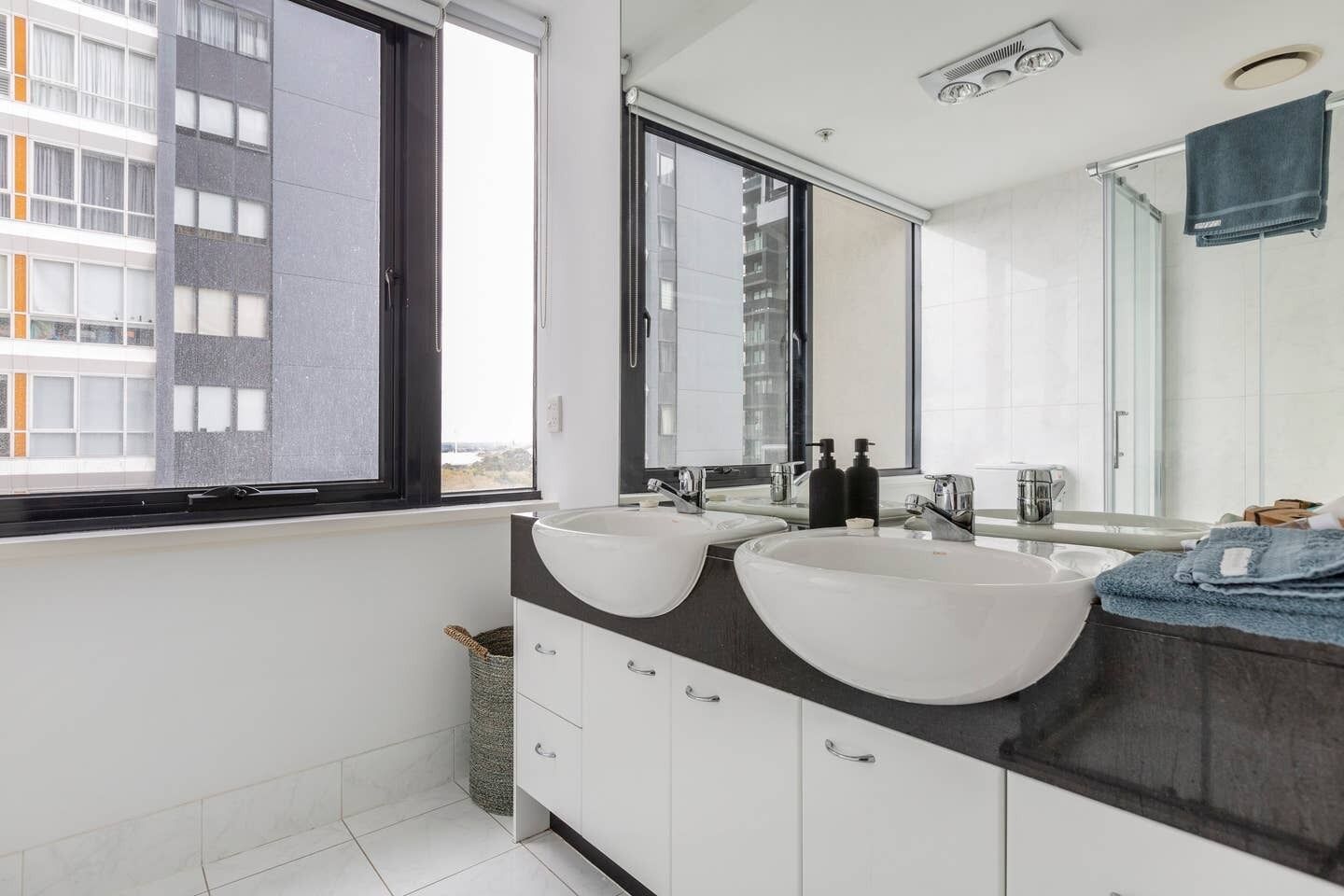 Melbourne and Southbank Gem with 3 bedrooms — image 21