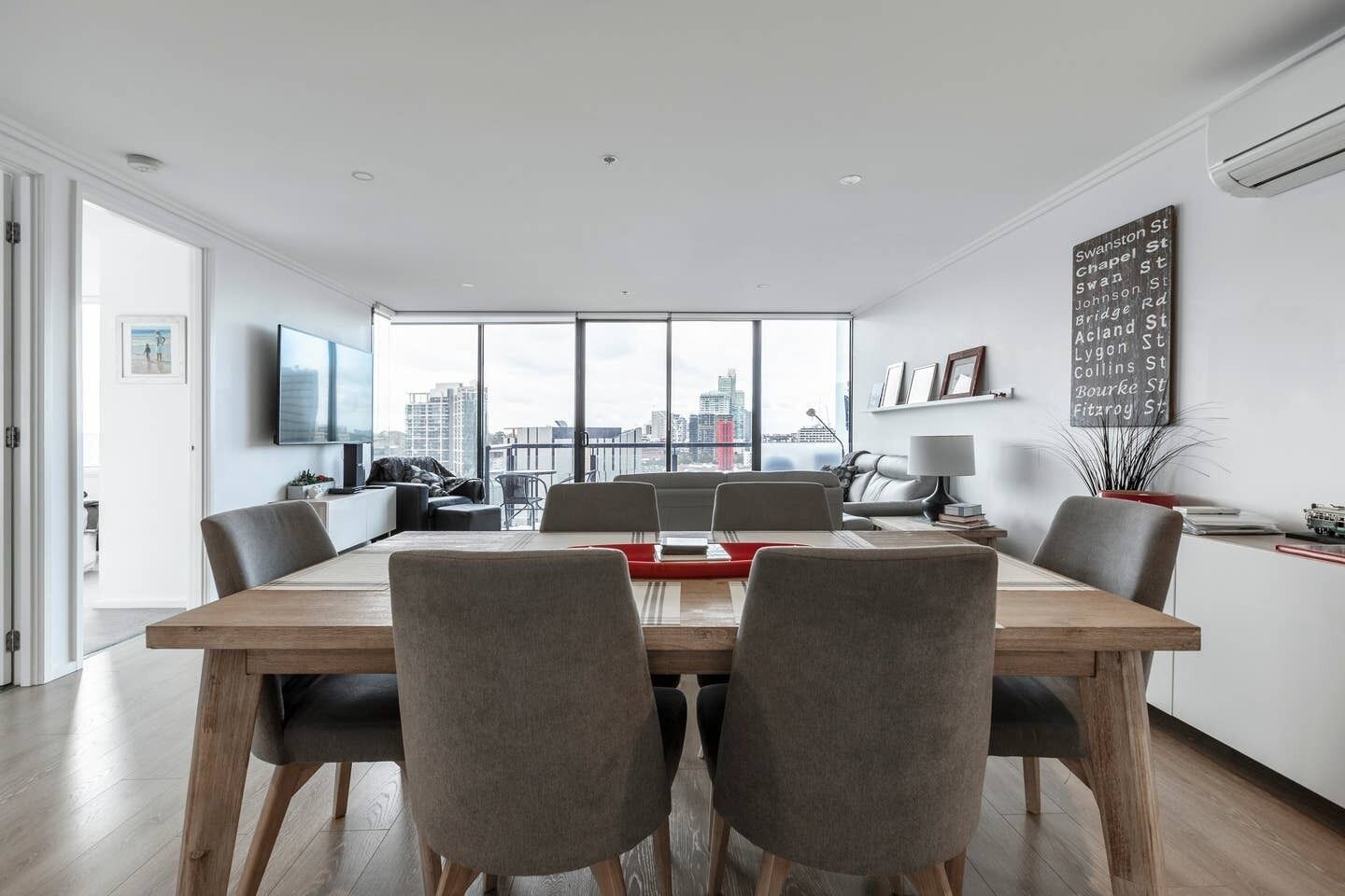 Melbourne and Southbank Gem with 3 bedrooms — image 11