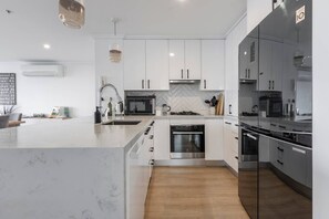 Fridge, microwave, oven, stovetop - Melbourne and Southbank Gem with 3 bedrooms (Southbank)