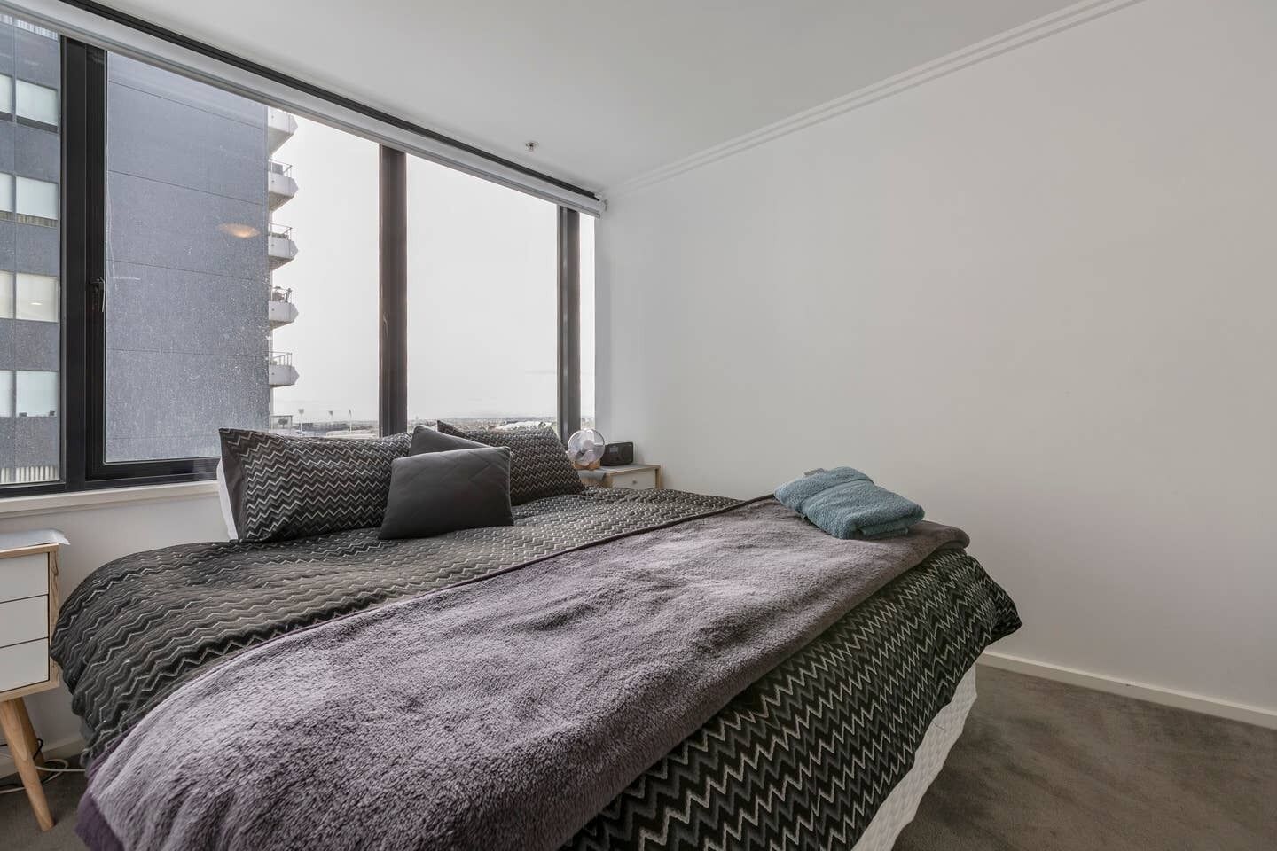 Melbourne and Southbank Gem with 3 bedrooms — image 9